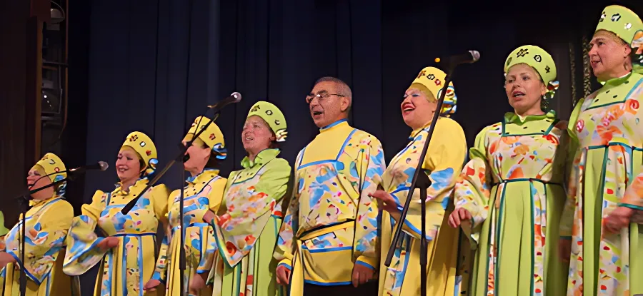 Дворец "зажигает огни"