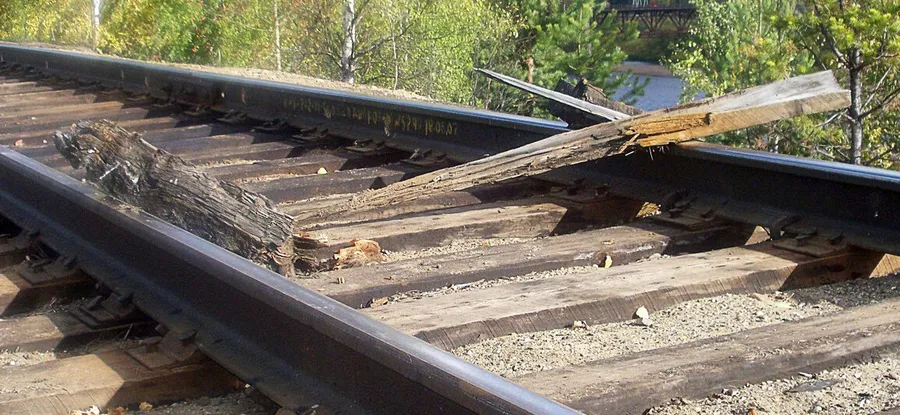 Подростки чуть не пустили поезд под откос