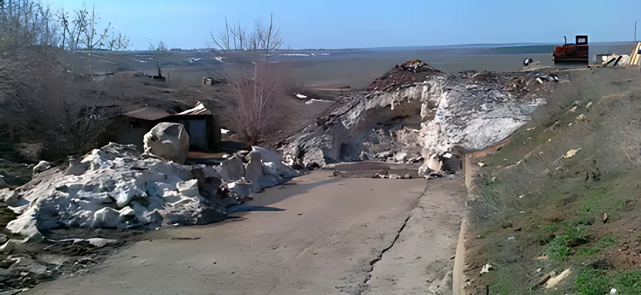 Огромная свалка перегородила путь садоводам