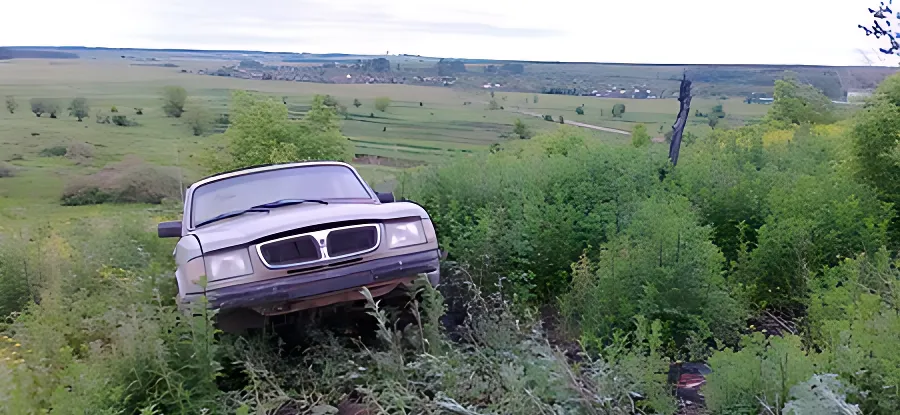 Машина в овраге