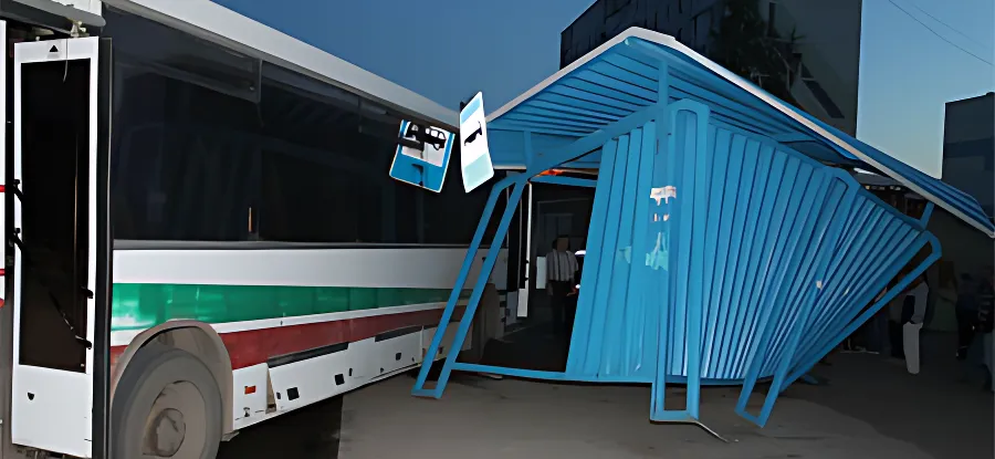 Автобус снёс остановку в Менделеевске и столб освещения