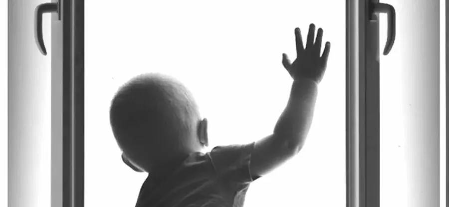 Погиб ребенок, выпавший из окна 5 этажа