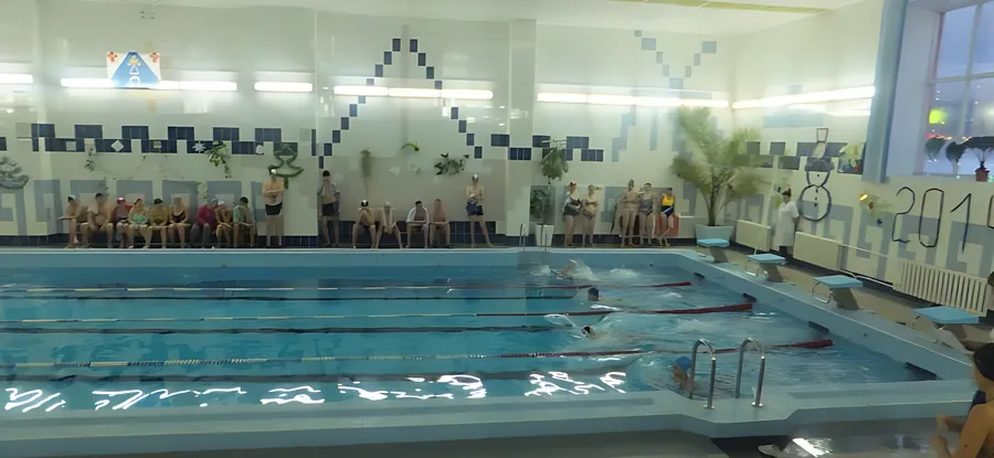 Педагоги и воспитатели города и района  на дорожках бассейна