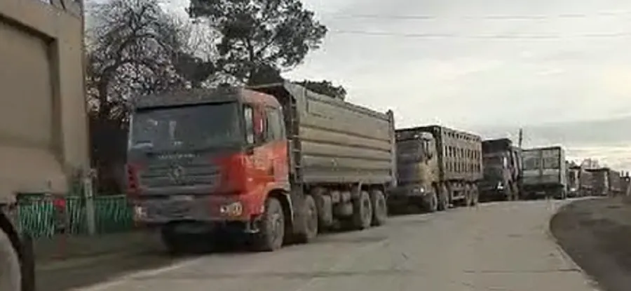 В селе Тихоново Менделеевском районе жители перекрыли дорогу грузовикам