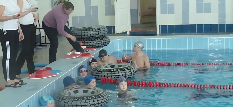 В бассейне «Нептун» прошли соревнования по плаванию среди школ города