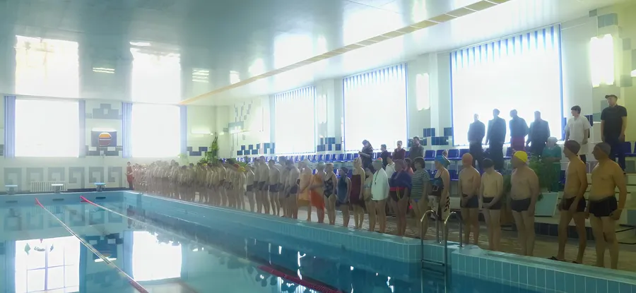 В бассейне "Нептун" прошли соревнования среди школьников и учителей