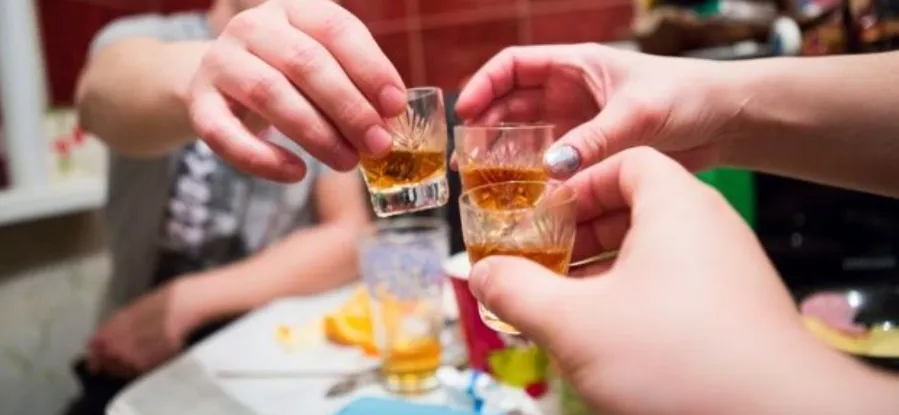 Житель Менделеевска стал жертвой своих пьяных подруг