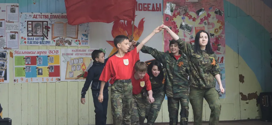 Ребята из приюта - в центре событий.