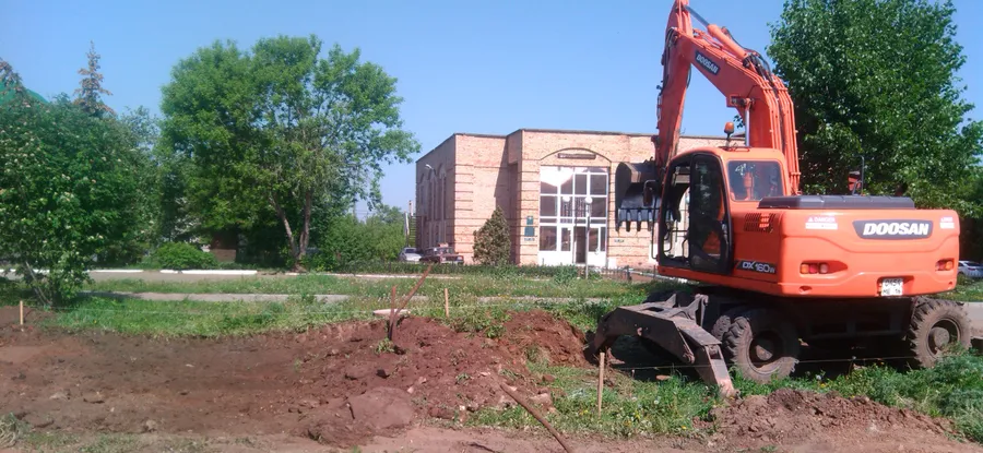 «Есть улицы центральные…»