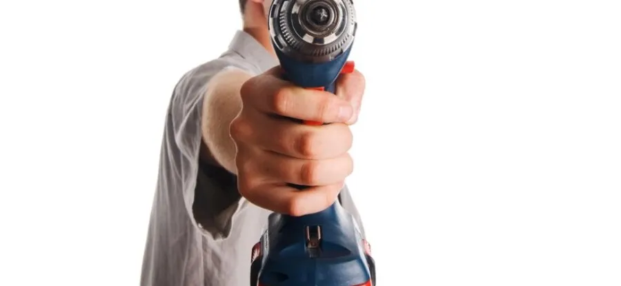 Угрожал убить шуруповертом