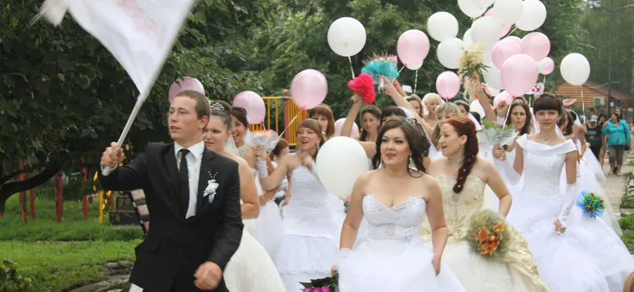 В Менделеевске прошел грандиозный «Парад невест»