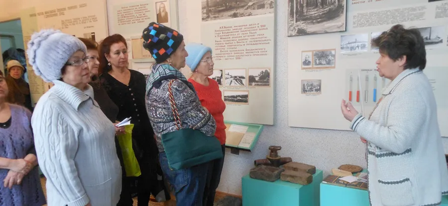 Пенсионеры Менделеевска посетили заводской музей