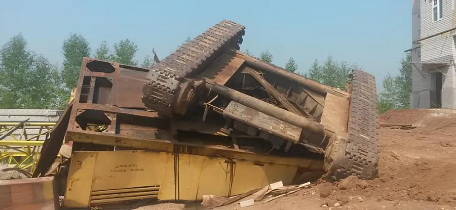 При падении крана пострадал крановщик