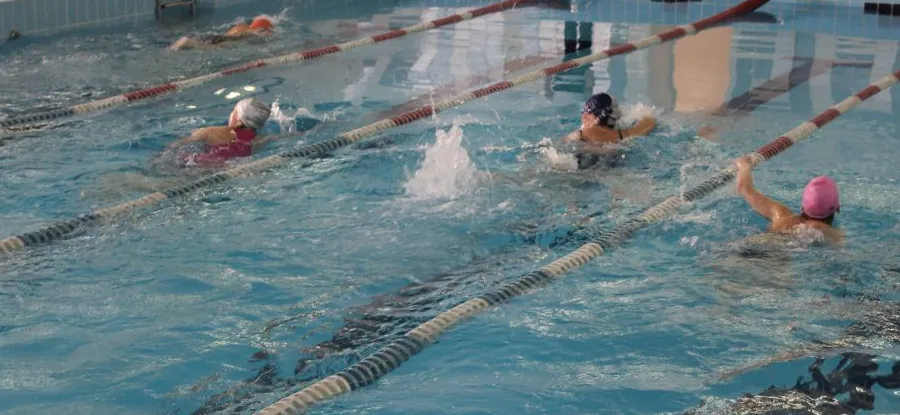 Соревнования по плаванию среди женщин-химиков.