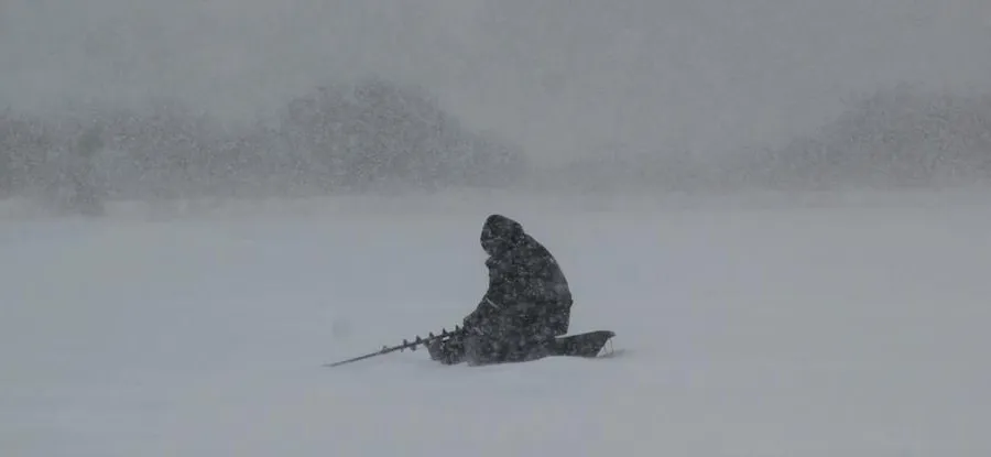 Рыбака, заплутавшего в тумане искали 16 часов