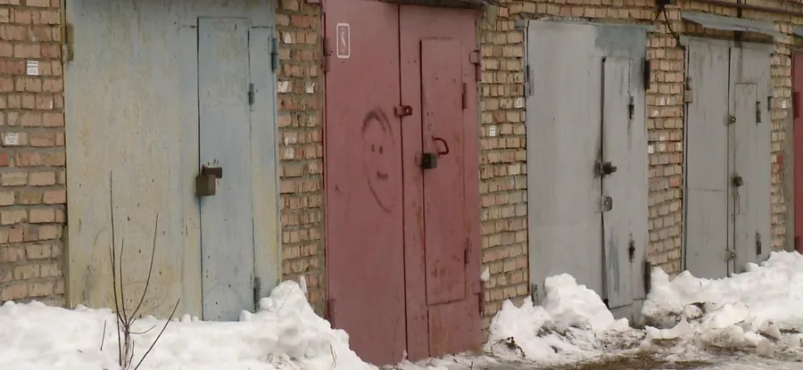 Нетрезвый житель Менделеевска удерживал несовершеннолетних в гараже