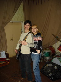 ведущая гитара,  соло-вокалистка  и ударник