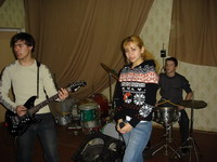 ведущая гитара,  соло-вокалистка  и ударник