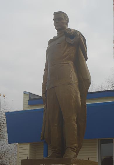 У памятника солдату - исчезла рука!