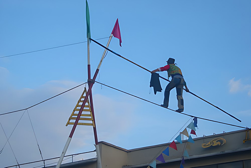 Клоуны - тоже канатаходцы