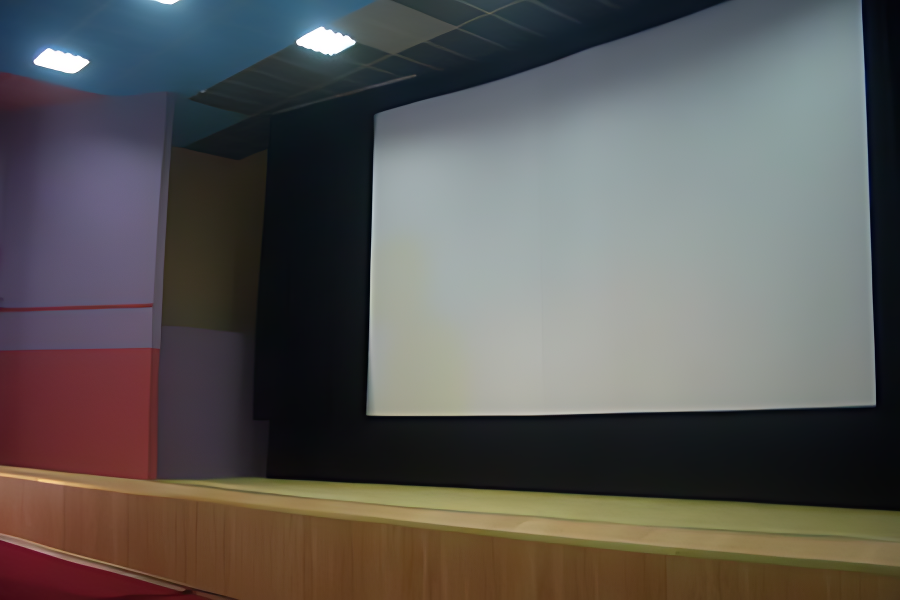 Экран кинотеатра Юность