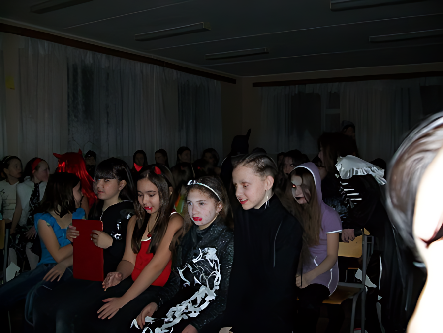 Зрители на Хэлоуин тоже были в нужном настрое и одежде