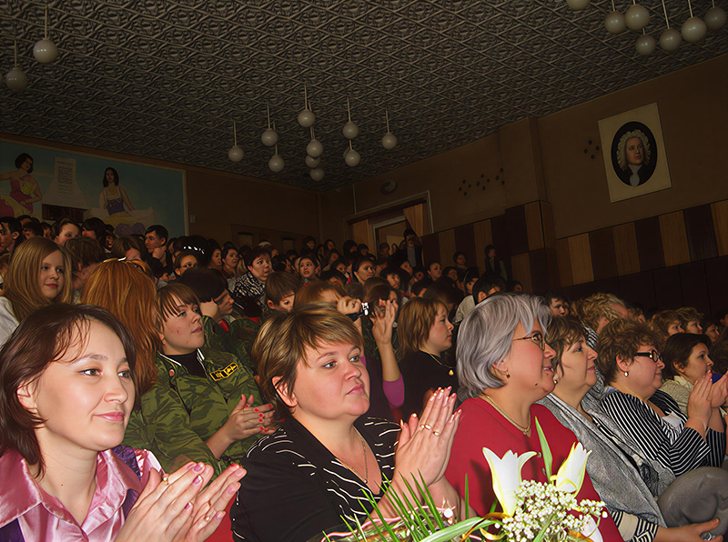 Зрительный зал  в ожидании праздника