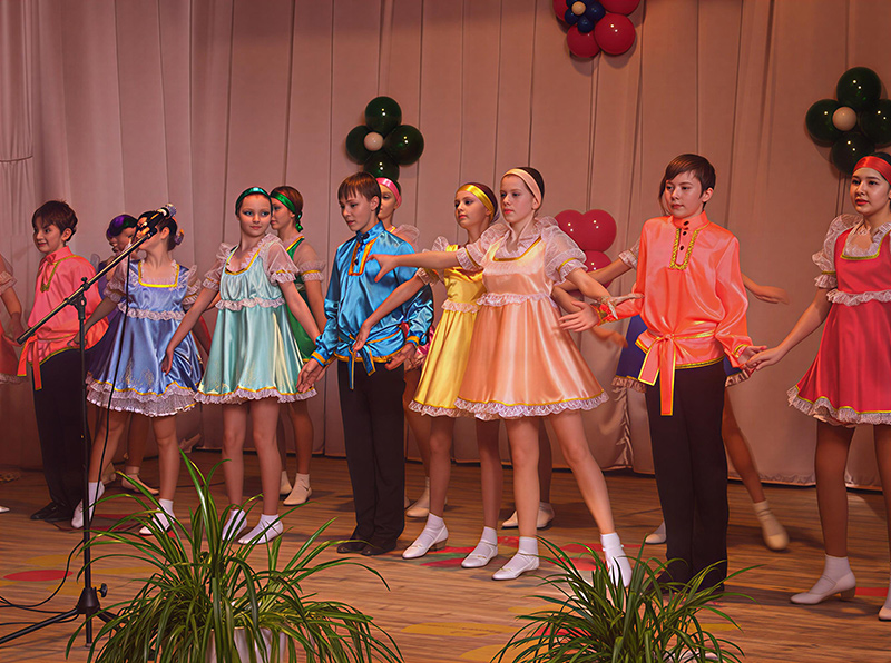 Учителей и зрителей своим танцем поздравили танцоры ЦДТ