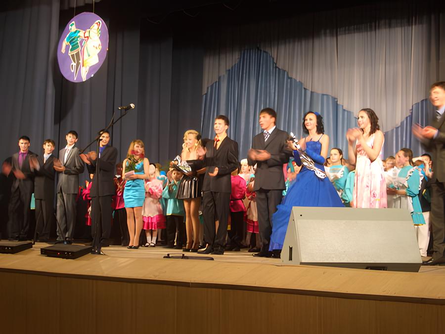 Выпускники 2010 года народного ансамбля танца "Шаян" г. Менделеевск