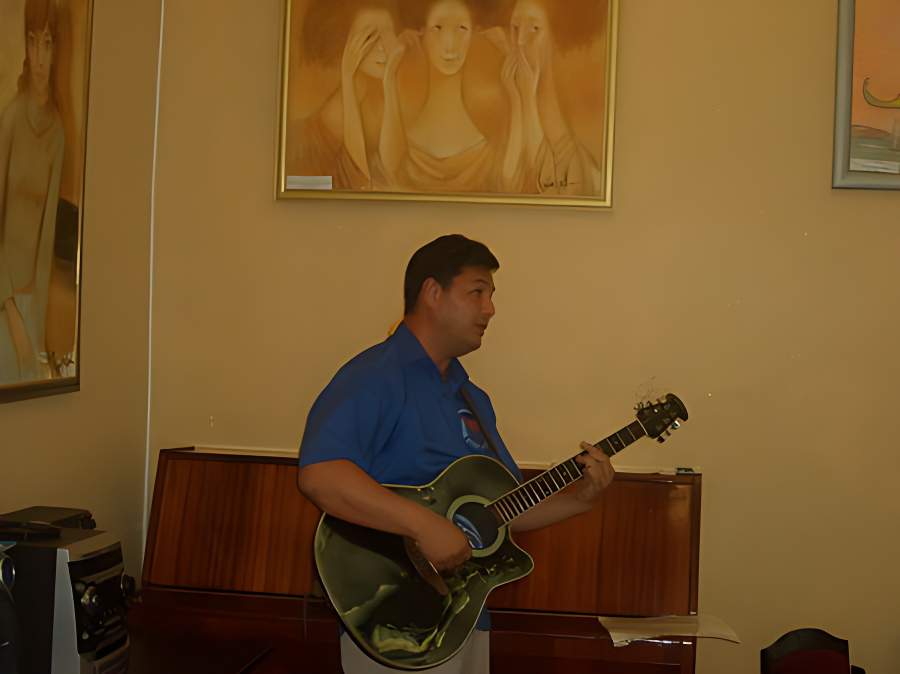 Радик Ахунзянов исполняет песню