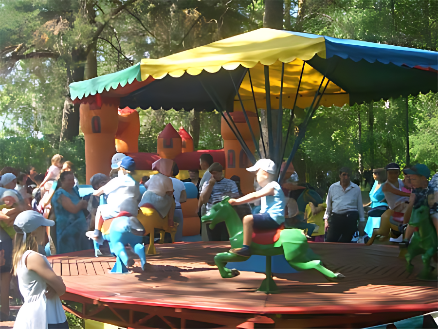 Дети радуются Сабантую на каруселях