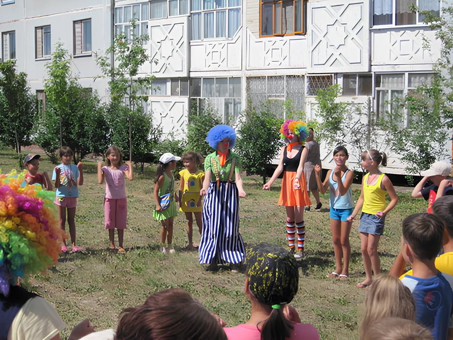 Хорошая традиция  - на открытие магазина развлекать детей