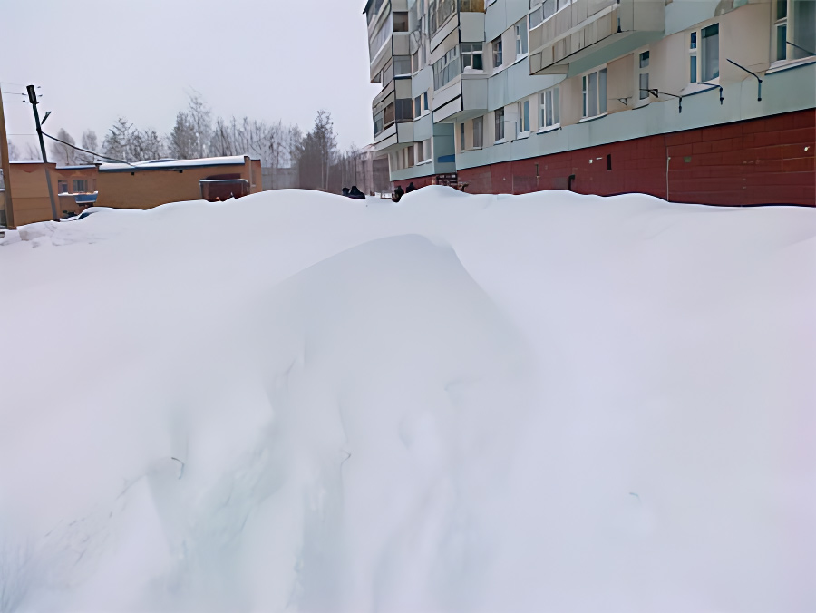 А тут (Химиков 11) когда то была подъездная дорога к дому... а сейчас, даже пешеходной трудно назвать