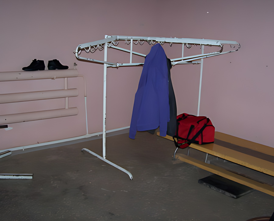 А этот угол мы назовем раздевалка!