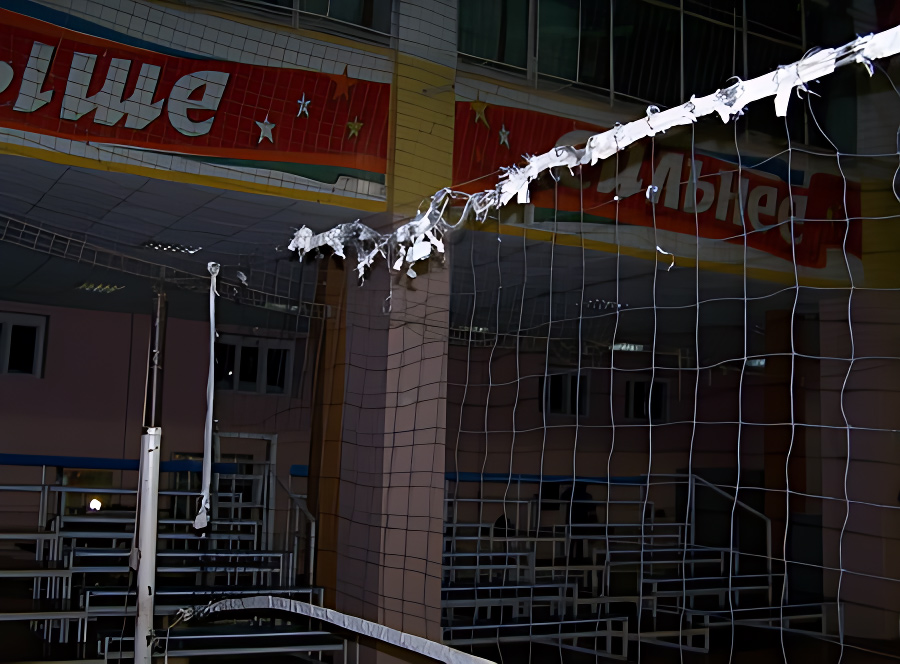 С такой сеткой наверное играть проще?