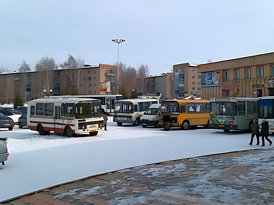 Площадь заполнена автобусами и машинами участников конкурса