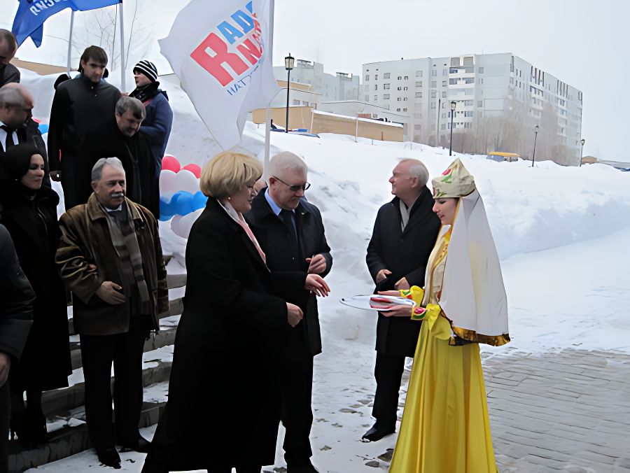 Угощение чак-чаком при открытии ледового дворца