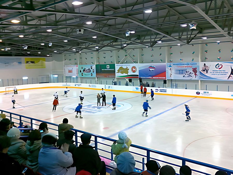 Первый матч на новом льду дворца "Айсберг"
