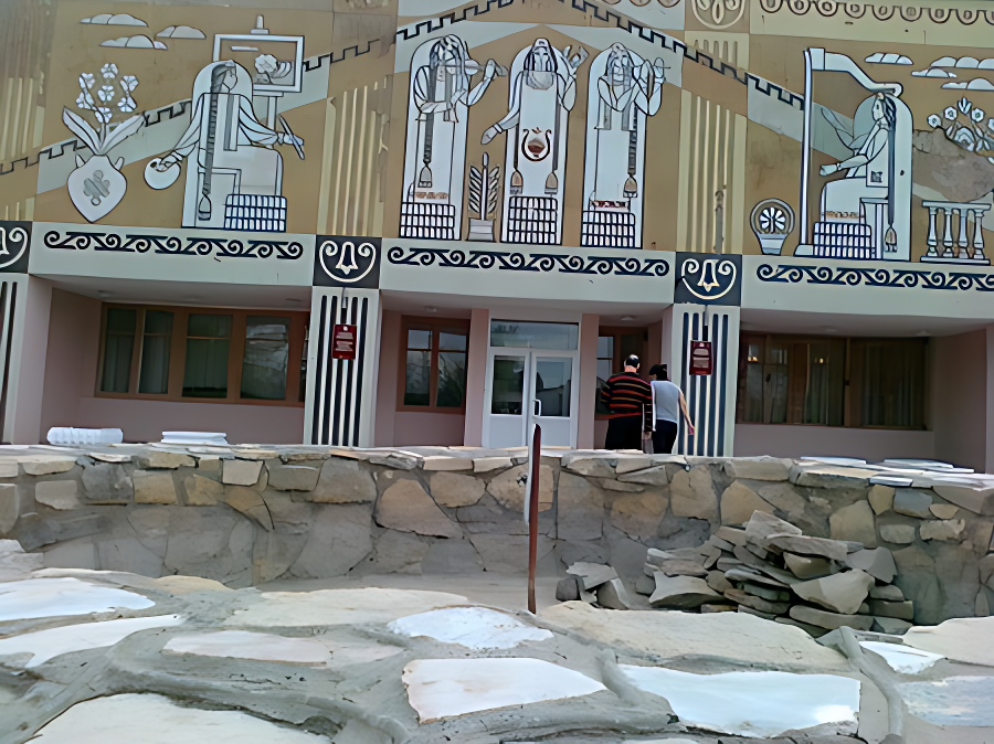 Неработающий фонтан у ДШИ г. Менделеевск