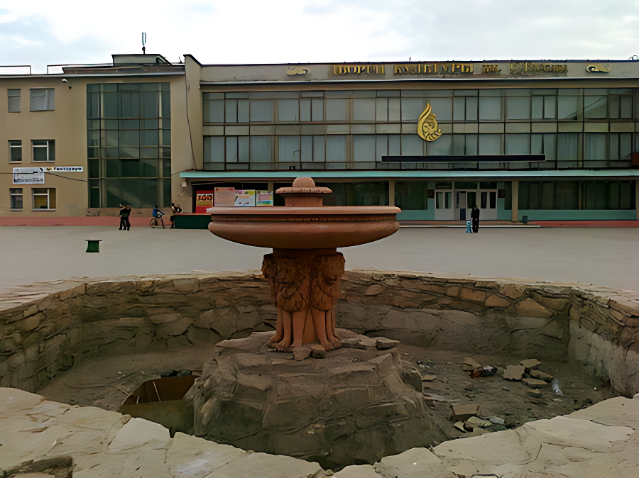 А вот такой фонтан у ДК им С. Гассара