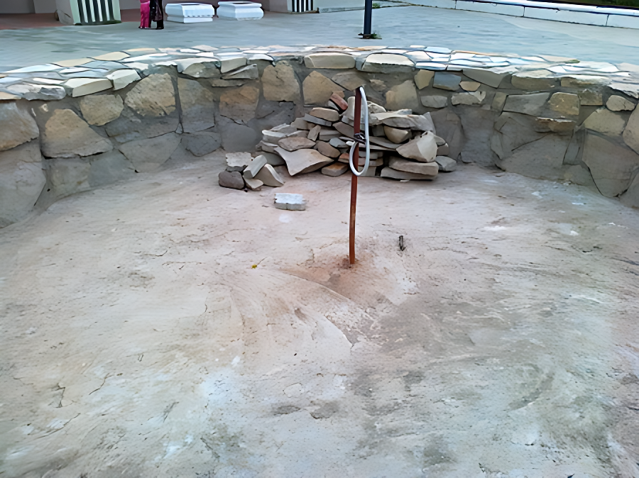 Сухое дно - по карйней мере нет мусора