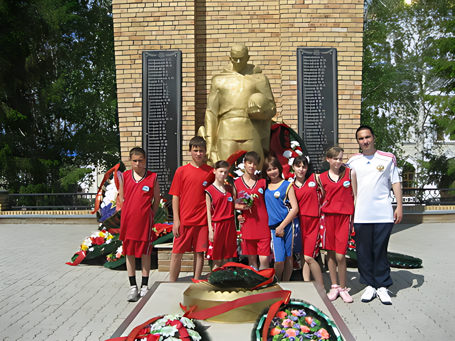 У памятника на "Красной горке"