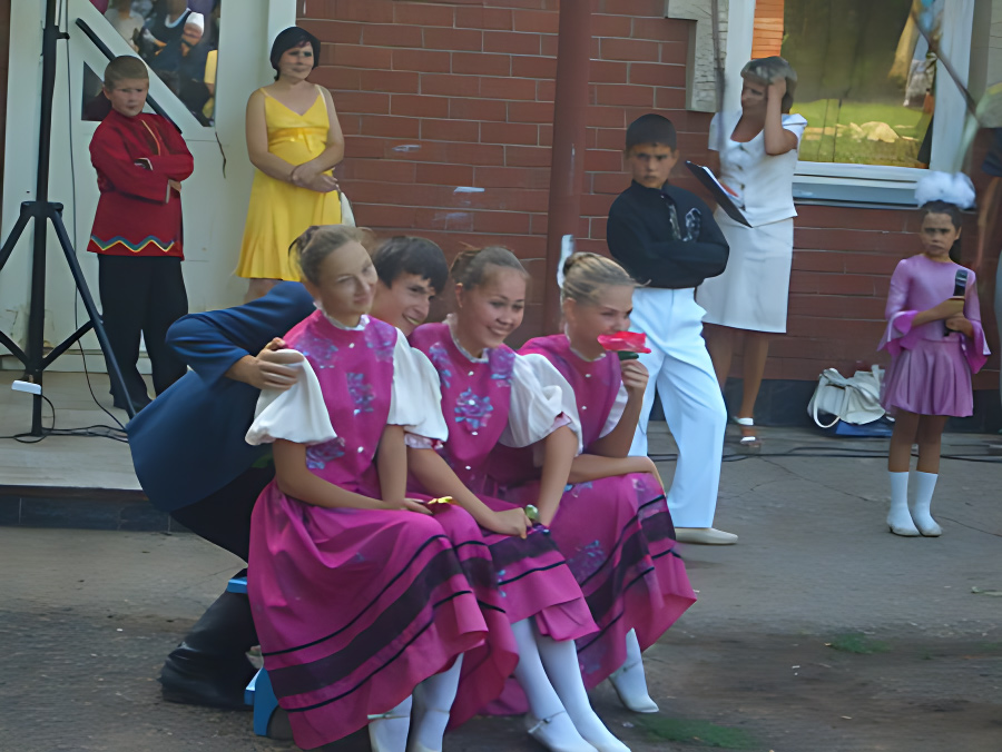 Выступает "Кристалл"