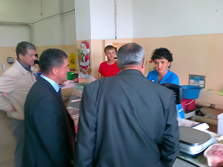 Глава Менделеевска и его замы на городском рынке