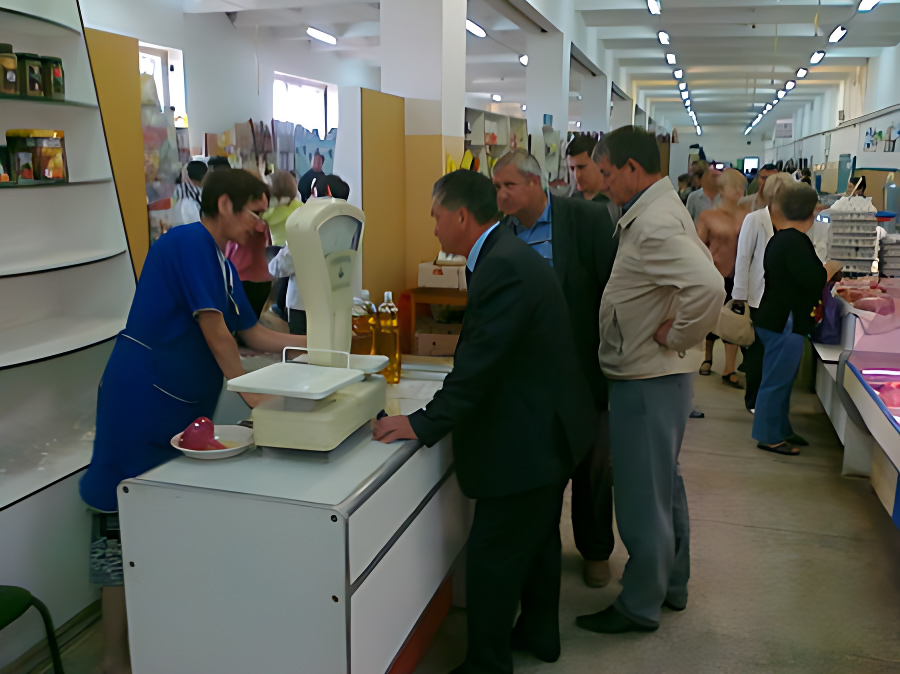 Харматуллин Т. Н общается с работниками рынка