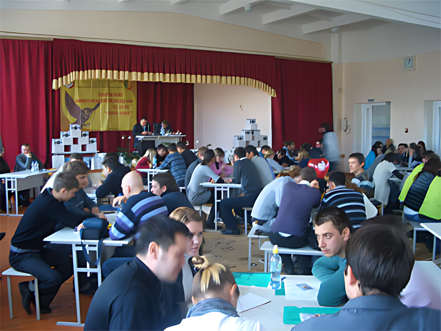 Игра "Брейн-ринг" в Менделеевске - игроки обсуждают задание