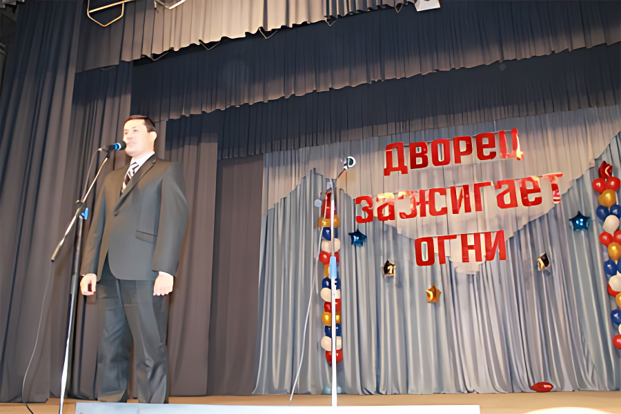 Зрителей и участников поздравляет  Макаров К.