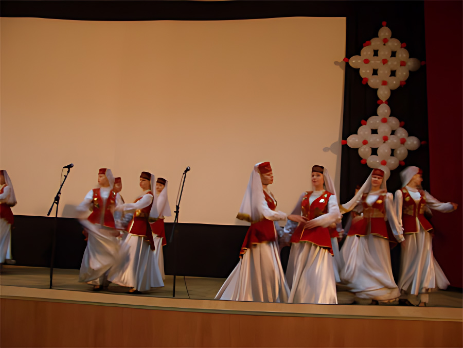 Мам поздравляют Шаяновцы