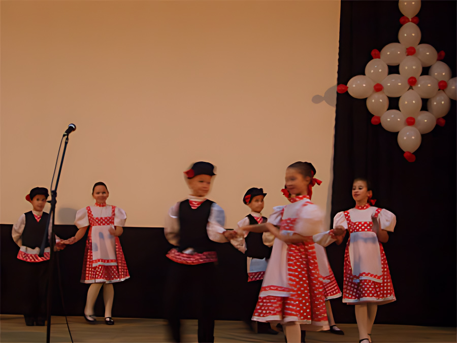 Веселая кадриль Шаяновцев для мам Менделеевска