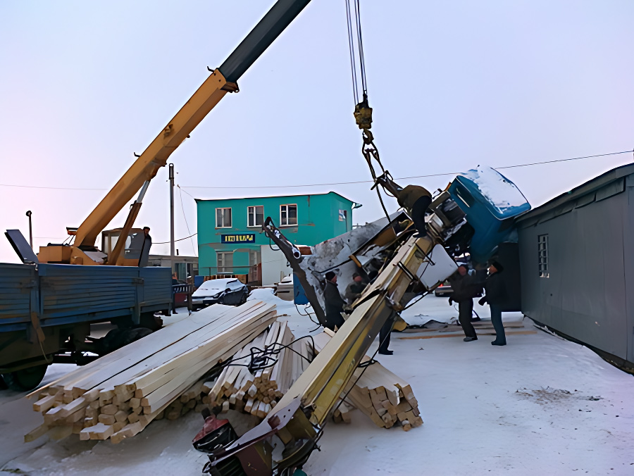 Кран на платформе МАЗа упал при погрузке